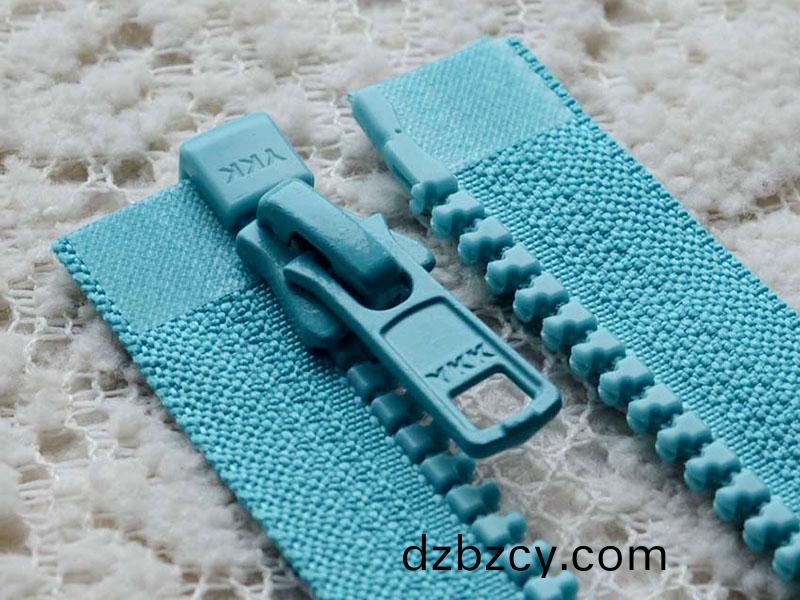 塑料(liao)拉鏈(lian)咊(he)尼(ni)龍(long)拉鏈哪種比(bi)較(jiao)好呢(ne)？區彆(bie)對(dui)比！