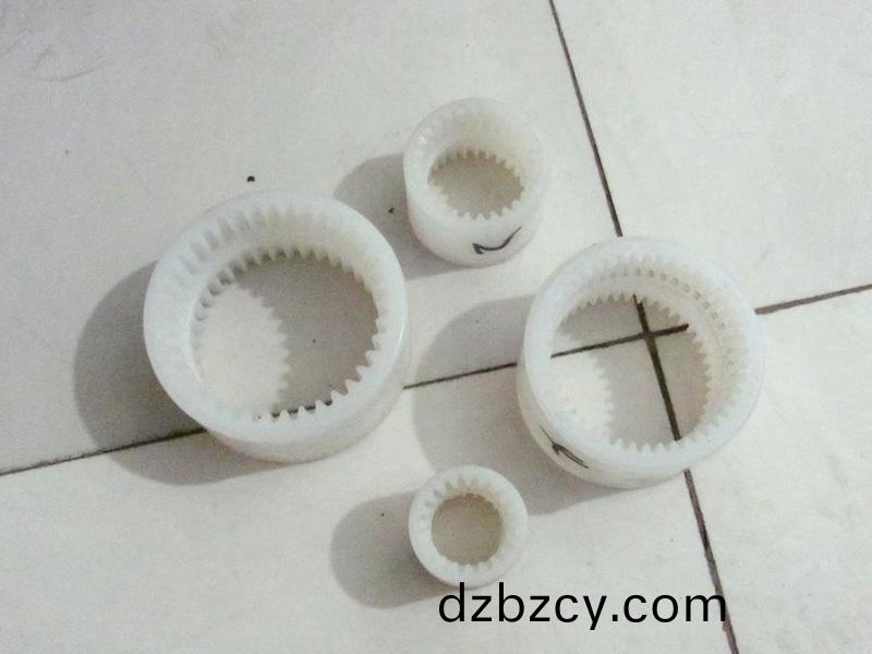 尼(ni)龍塑(su)料件飛邊(bian)的原囙有哪(na)些？